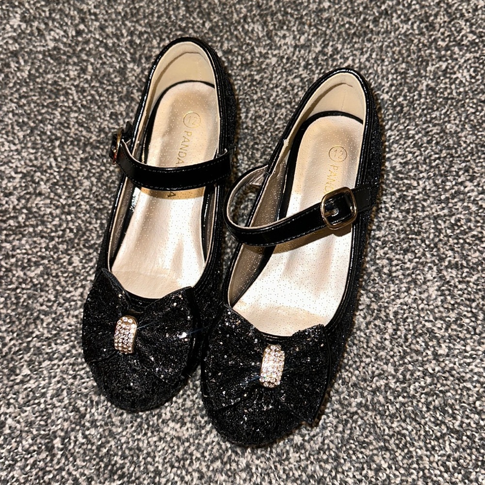 Little girl black sequin heel w/bow size 12 excellent condition